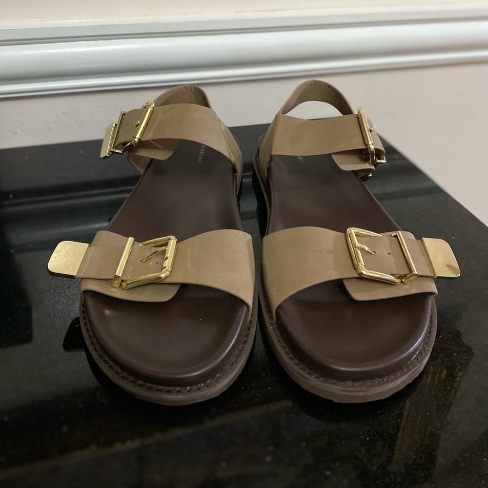 Free Assembly Buckle Sandals